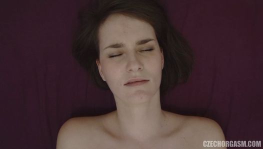 Amateur-Mädchen erreicht ihren ersten Muschi-Orgasmus