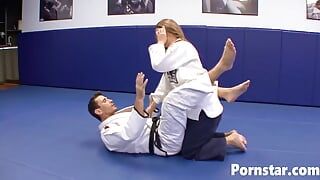 Megan Fenox macht karate und mit hübschem trainer