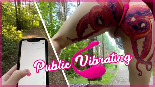 Public dare - stiefschwester geht im freien im park nackt herum und spielt mit fernsteuerungs-vibrator in ihrer muschi