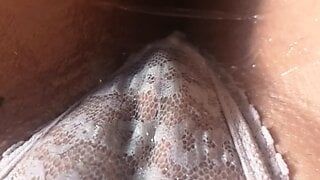 La figa più bagnata su internet - Kiki Vee rivela una figa bagnata extra e un clitoride carnoso in un piccolo perizoma di pizzo bianco