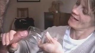 Жена пьет сперму из стакана