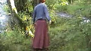 Reife exhibitionistische Ehefrau spielt mit sich selbst am Fluss