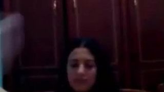 So heißes arabisches Mädchen masturbiert per Video mit ihrem Freund