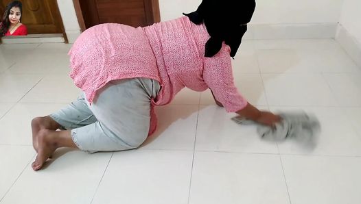 En saudisk muslimsk piga handfängs till dörren och knullas av ägarens son varje morgon medan hon städar huset