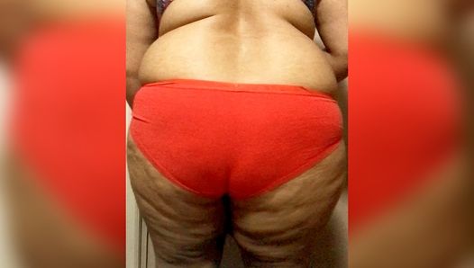 Stiefschwester zeigt ihre riesigen Brüste in einem BH