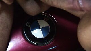 Harter Fick auf der Motorhaube des alten BMW