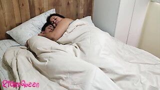 Stiefsohn besucht Stiefmutters Bett, während sie sich ausruht