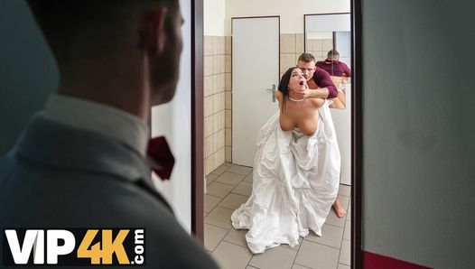 Vip4k. Al estar encerrada en el baño, la novia sexy no pierde el tiempo y seduce a un chico al azar