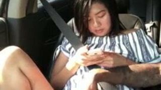 Трахаю пальцами азиатскую девушку в машине