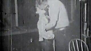 Alter Mann bekommt Blowjob von Mädchen (1950er Jahre)