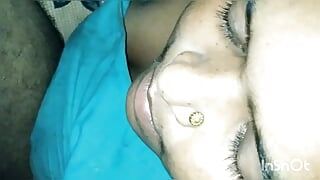 Meio-irmão com tesão coloca seu pau grande na boca de sua meia-irmã até que ele a enche de porra - pornô em espanhol