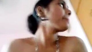 Sri-lankische tamilische Stiefmutter mit Milchtitten