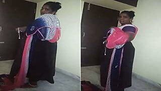 Desi MILF, tamilische schwarze Mutter mit großen Möpsen, zieht sich vor Stiefsohn um