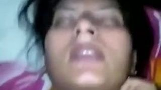 Nackte indische Stiefmutter gefickt