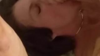 Cuck filmt, wie Stier fickt und seiner Frau Gesichtsbesamungen macht
