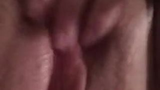 Intensives Kitzler-Reiben führt zu schönem Orgasmus 2