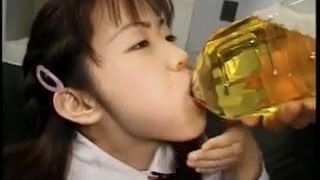 Asiatisches Mädchen ficken und trinken Pisse