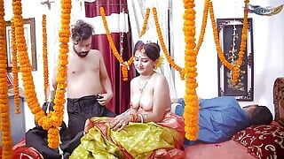 Fusk fru del 02 - nygift fru och hennes pojkvän har hardcore sex framför sin man (hindi ljud)