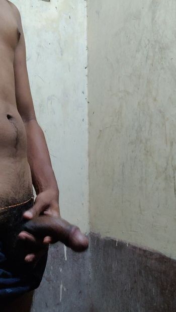 Một người đàn ông Ấn Độ khoe penice trong nhà vệ sinh