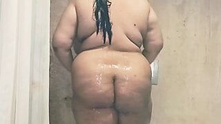 India bbw la tía tomando ducha en bañera mostrando su enorme tetas y culo