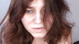 Tengere brunette in neon string masturbeert en kussenneukend orgasme