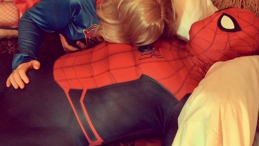 Supergirl rucha się ze spidermanem