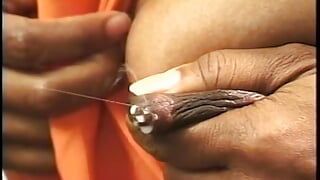 Junge ebenholz-schlampe rasierte fotze mit schwarzem schwanz gefickt, dann schluckt sie milch