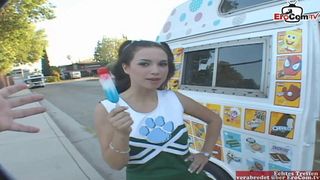18 jährige brünette College candy Teen mit kleinen Titten fickt in einem Auto