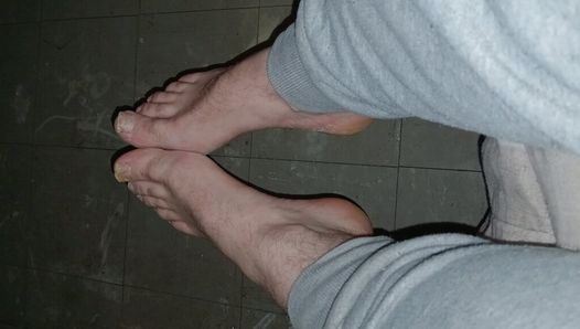 Papa speelde met mijn grote enorme pik en ejaculeerde op mijn sexy mannelijke voeten om een miljoen views te krijgen (voetfetisj) (homo -voeten)