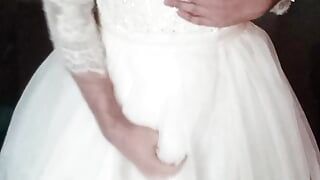 Tragen und Kommen im kompletten Brautoutfit der Braut (Hochzeitskleid, Schuhe, BH, Unterrock, Strümpfe und Träger)