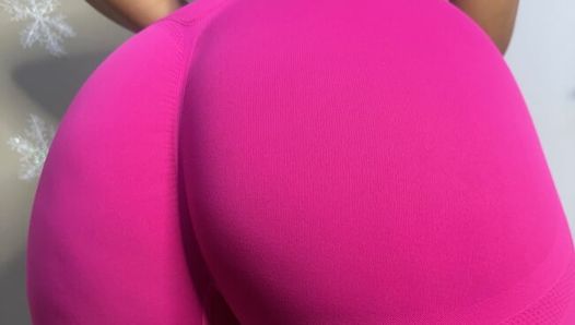 Riesiger arsch in heißen pinken yogashorts, twerking arschanbetung