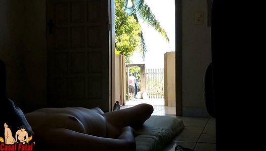 Ehefrau nimmt ein Sonnenbad und zeigt dem Lieferboten ihren nackten Körper