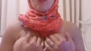 Mollige arabische Stiefmutter im Hijab 2