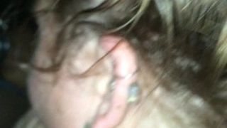 Weißes Mädchen lutscht Schwanz mit einem Zungenring