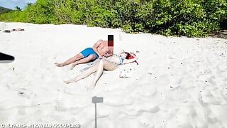 Vrouw wordt geneukt door een vreemde op het strand terwijl manlief aan het opnemen is, bedroog vrouw, cuckold echtgenoot, deel mijn vrouw, slet