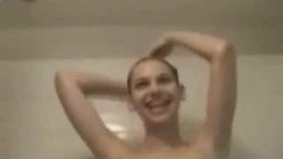 Девушка с отличными сиськами в душе в любительском видео.