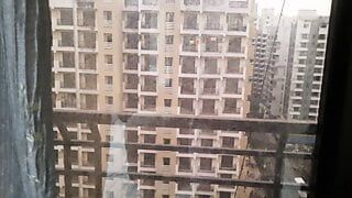 Ehefrau zeigt ihren dicken Arsch auf dem Balkon, klares Audio