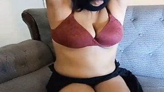Filmschauspielerin Miya zeigt schöne große Möpse und nasse saftige Muschi und masturbiert hart in der Webcam-Session in der Nacht