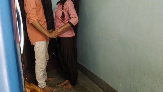 Estudantes indianos da escola recebendo pau com professor de tução