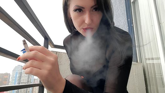 Domina raucht sexy und bläst Rauch auf dich