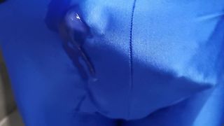 Blaue glänzende Lycra-Shorts ... voller Sperma .. Schwanz-Masturbation