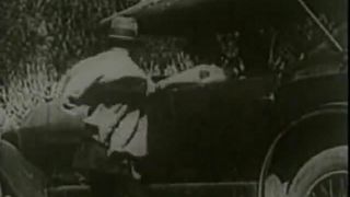 Pinkelnde Mädchen vom Fahrer in der Natur gefickt (Retro aus den 1920er Jahren)