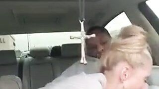 Blonde Reife gibt BBC-Blowjob im Auto