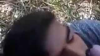 Schwuler Junge lutscht Penis einer Freundin im Busch