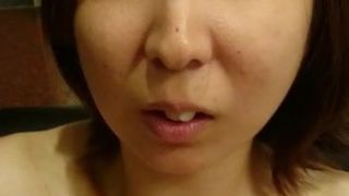 Freche japanische Stiefmutter zeigt ihre schöne rosa Muschi