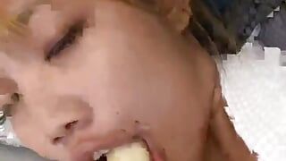 Emma thai spielt mit banane und neckt sexily in der live-webcam-show