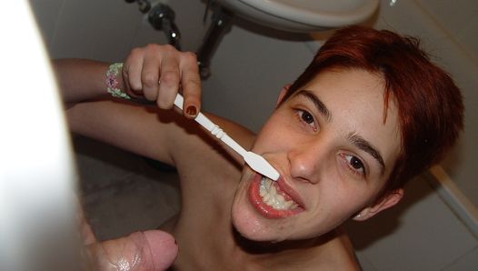 Sie wäscht ihre Zähne mit Sperma und Pisse