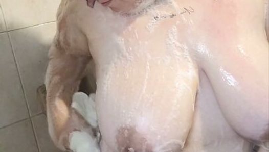 Frau mit riesigen Titten duscht und masturbiert