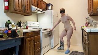 Pawg mit einer Fußverletzung kocht ein nacktes Thanksgiving-Abendessen! Nackt in der Küche, Episode 48