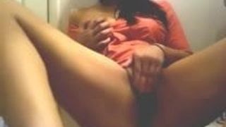 Heißes Desi-Mädchen masturbiert vor der Webcam mit Audio